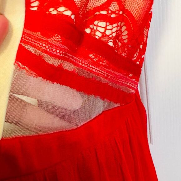 Elegant Red Backless Lace Dress - Picture 10 of 11